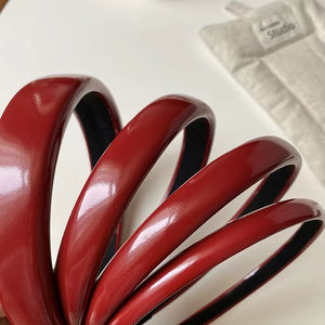 Elegante Retro Rode Zijden Metalen Hoofdband Voor Vrouwen Vintage Moderne Harbour Stijl Witte Wijn Rode Pu Lederen Dames Unieke Accessoire - Product Image 1