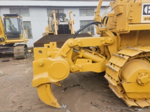 Bulldozer sur chenilles CAT D8R d'occasion, modèle 2023, capacité de bêchage de 25000 kg, 8,6 m, moteur de 90 CV, bon état, à vendre - Product Image 3