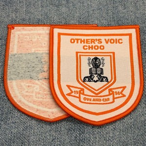 Logotipo personalizado uniforme escolar insignias bordadas parche de cresta de tela tejida sin níquel para coser ropa - Product Image 1