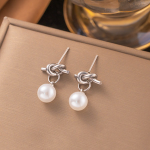 Pendientes de Aniversario de Estilo Francés INS con Perlas Grises de Cristal Simuladas y Cuerda Anudada en Forma de Gota, Chapados al Vacío en Acero Inoxidable 18K - Product Image 3