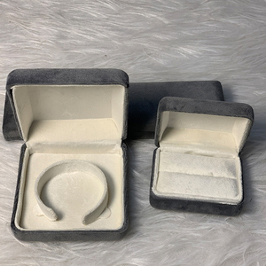 Caja de Joyería Octogonal de Terciopelo de Lujo para Anillos de Boda con Cierre Abatible, Impresión de Logotipo Personalizado y Opciones de Color para Almacenamiento y Exhibición - Product Image 3