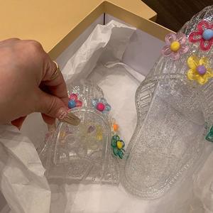 รองเท้าแตะผู้หญิงสไตล์เกาหลีแบบเจลลี่  ทันสมัยสำหรับใส่ข้างนอก  พร้อมที่คาดผมและเครื่องประดับลายดอกไม้ - Product Image 2