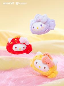 Lot de 12 boîtes en gros MOETCH Sanrios Hello-Kittyed Lucky Meeting Koi Series – Boîte mystère en vinyle et peluche, figurines de collection pour jouets et cadeaux - Product Image 6