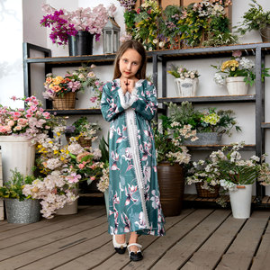 Abaya Estiva Madre e Figlia con Stampa Verde Regolare, Nuovo Design Dubai, Abbigliamento Coordinato Genitore-Figlio - Product Image 3