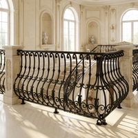 Balustrades en fonte et verre sur mesure pour escaliers et balcons, design moderne, installation facile, faible coût d'entretien