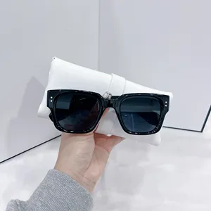 2024 diseñador clásico Retro Street Cool Wind gafas de sol Neutral Wind Retro Box Rivet Unisex hombres claro blanco rosa rojo