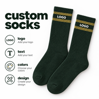 Chaussettes côtelées vert foncé personnalisées avec bordure rayée dorée, logo tricoté, illustration personnalisée, couleurs d'équipe, service OEM ODM