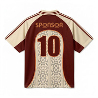 Maillot de football vintage en polyester respirant avec logo brodé et design de passepoil, personnalisable par sublimation, pour la vente en gros
