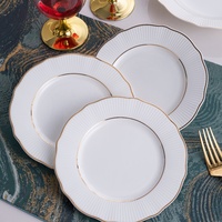 Service de vaisselle blanc Ensembles d'assiettes en porcelaine Vaisselle de luxe Assiettes à soupe en céramique blanche garnie d'or Vaisselle en céramique Star Hotel