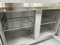 Lemari Pendingin Komersial 400L Satu Suhu 3 Pintu Kontrol Digital Defrost Otomatis Desain Modern Kapasitas Besar Model Worktop