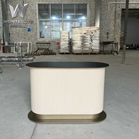Comptoir de réception commercial haut de gamme, blanc crème cannelé, base en métal doré pour hall d'hôtel, salon, restaurant