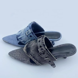 Sandalias de tacón bajo de mezclilla para mujer con punta abierta, tiras con hebilla, estilo tanga, para vestir, de verano, con punta en pico, tipo mules - Product Image 3
