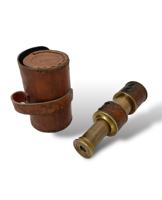 Télescope vintage en laiton de 24 pouces sur support en bois avec pare-soleil, jumelles nautiques marines antiques, accent décoratif pour articles de fantaisie