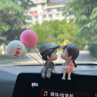 Accessoires d'intérieur de voiture en gros mignon baiser couple poupée décoration de voiture électrique ornements femme influenceuse en ligne