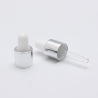 Assortiment de compte-gouttes réutilisables en plastique et aluminium avec bouchon côtelé à vis pour huiles essentielles, sérums cosmétiques et huiles