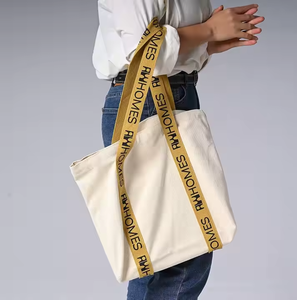 Moda ASA personalizada impresa nueva bolsa de lona de empalme etiqueta personalizada correa de hombro bolso de mano con letras impresas - Product Image 3