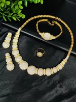 Parure de bijoux de luxe en laiton plaqué or 24 carats et zircon, avec micro-incrustations, quatre pièces : collier, boucles d'oreilles, bague et bracelet, pour mariage et soirée