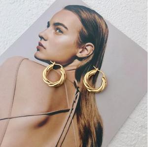 Orecchini a Cerchio Spessi Dorati Trendy per Donne, <span class=keywords><strong>Gioielli</strong></span> Antichi Placcati Oro, Design Intrecciato e Cavo - Product Image 3