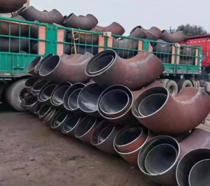 Codos de acero al carbono de alta resistencia resistentes a la corrosión, ideales para tuberías de vapor, calderas y sistemas de plomería industrial - Product Image 1