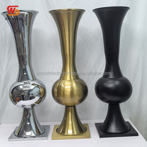 Centro de Mesa Decorativo para Bodas LEDA, Soporte de Flores Metálico Dorado con Forma de Jarrón, Elegante - Product Image 5