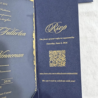 Carte d'invitation de mariage en acrylique doré avec code QR RSVP et design à double pliage en or noir pour les acheteurs en gros