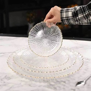 Ensemble d'assiettes en verre côtelé avec bordure dorée, design élégant, pour la décoration des événements - Product Image 3