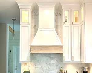 Cubierta de Campana Extractora de Pared de Madera Blanca Estilo Rústico Personalizada, Soporte de Campana Extractora de Madera Personalizado Estilo Chimenea - Product Image 2