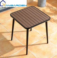 Ensemble table et chaises de salle à manger modernes en plastique et bois, cadre en aluminium léger antirouille, idéal pour les hôtels, les jardins et les cours.