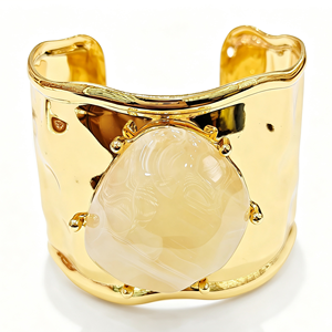 Set di Gioielli alla Moda in Resina <span class=keywords><strong>Crema</strong></span> Texturizzata e Lega Dorata: Bracciale, Anello e Orecchini a Perno Scultorei per Feste, Fidanzamenti e Anniversari - Product Image 4