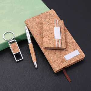 Set <span class=keywords><strong>de</strong></span> Cuaderno <span class=keywords><strong>de</strong></span> Corcho <span class=keywords><strong>de</strong></span> Cuatro Piezas, Set <span class=keywords><strong>de</strong></span> Cuaderno y Bolígrafo, Tarjetero, Llavero; Regalo Recomendado para Escuelas y Agencias Inmobiliarias - Product Image 4