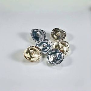 Flor irregular Diamante Cosido a mano Suéter Abrigo Botón de metal - Product Image 4