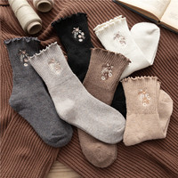 KANGYI Femmes Haute Qualité Confortable Fleur Broderie Chaussettes Laine Coton Dames Chaussettes Crew