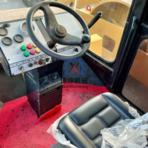 Rouleau compresseur vibrant à tambour unique DYNAPAC CA301D d'occasion avec moteur diesel Cummins 6BT5.9, puissance de 113 kW pour le compactage du sol - Product Image 6