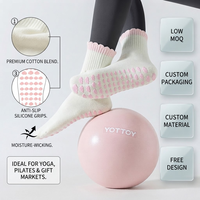 Chaussettes antidérapantes personnalisées en gros pour femmes, bord festonné, garniture rose, avec picots en silicone, pour yoga et pilates, en mélange de coton premium