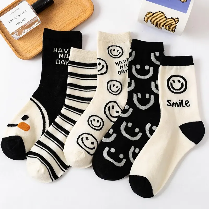 Großhandel Günstige Bulk Cute Happy Smiley Socken Frauen Ästhetische Lustige Polyester Crew Socken