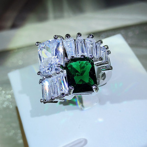 Joyería Fina KYRA01598, Anillo Ajustable para Mujer con Circonita Verde Brillante Geométrica y Cristal, Joyería de Fiesta - Product Image 3