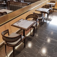 Ensemble de salle à manger en rotin robuste de qualité commerciale avec bordure en bois massif et plateau en pierre, mobilier de café pour restaurant et café