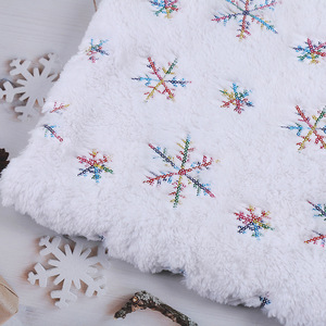Tissu en polaire PV super doux brodé de flocons de neige dorés et argentés, tissu brillant pour vêtements - Product Image 5