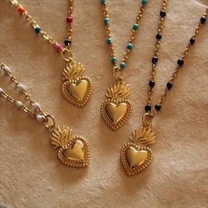 <span class=keywords><strong>Collana</strong></span> Vintage in <span class=keywords><strong>Oro</strong></span> 18K con Pendente a Forma <span class=keywords><strong>di</strong></span> Cuore Sacro <span class=keywords><strong>di</strong></span> Gesù in Acciaio Inox e Catena <span class=keywords><strong>Rosario</strong></span> Colorata Rosa - Product Image 1