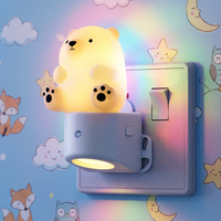 Veilleuse LOHAS Mignonne en forme d'ours 3D à brancher sur prise murale avec capteur crépusculaire RGB + lumière blanche chaude douce 3000K pour chambre à coucher
