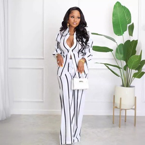 Set Donna Casual alla Moda <span class=keywords><strong>con</strong></span> Top Corto a Righe Multicolore <span class=keywords><strong>con</strong></span> Nodo Frontale e <span class=keywords><strong>Pantaloni</strong></span> a Gamba Larga - Product Image 3