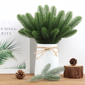 Ramo de Agujas de Pino Artificiales 3D de Doble Cara, Ramas de Árbol de Navidad de PVC Verde Tridente, Menos de 30 cm - Product Image 1