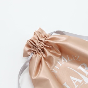 Bolsa de satén personalizada con logo plateado para ropa, embalaje de satén de lujo con cordón, bolsa de regalo para ropa interior, pelucas y protección contra el polvo. - Product Image 3