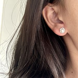 Pendientes de Plata de Ley S925 con Perlas de Agua Dulce y Flores Francesas Elegantes, Estilo Simple para el Día a Día con Cuidado del Orificio del Oído - Product Image 2
