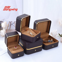 Boîte à bijoux carrée de luxe personnalisée Xinxing avec design en relief, élégante en cuir PU champagne pour l'emballage des boucles d'oreilles et logo personnalisé