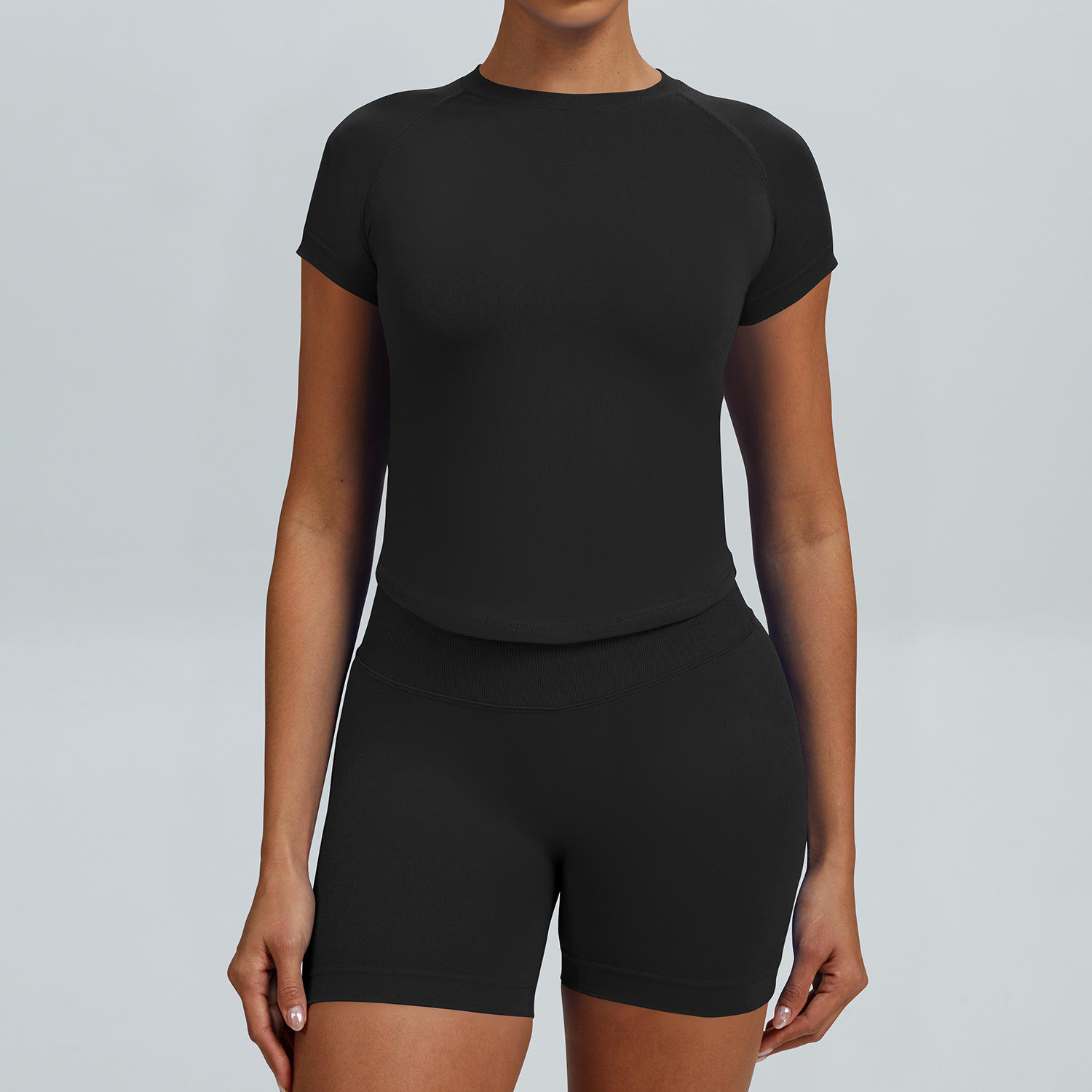 เสื้อเชิ้ตแขนสั้นสีดำและกางเกงขาสั้นสีดำ