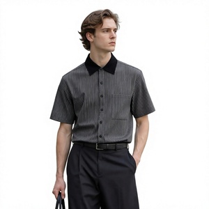 Chemise décontractée pour homme à col montant rayé, manches courtes, boutonnée, en sergé tricoté 100 % polyester, écologique et à séchage rapide - Product Image 3