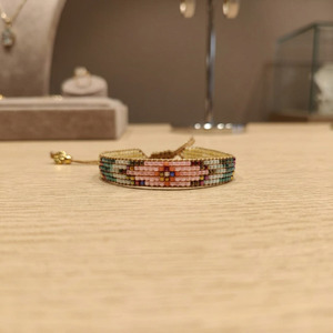 Bracelet en perles Miyuki Delica fait main Sstringz, rose pastel, vert sauge et blanc ivoire, avec motif géométrique floral, réglable - Product Image 2