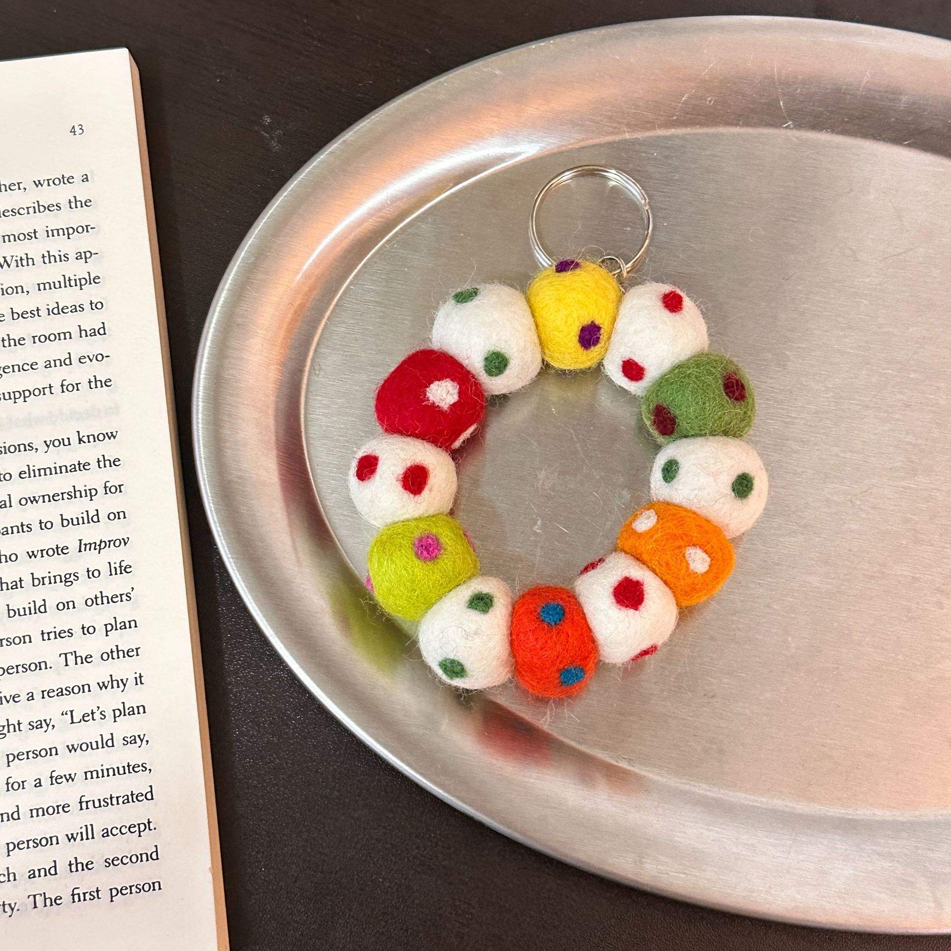 Chaîne de téléphone portable porte-bonheur avec boule colorée fraîche