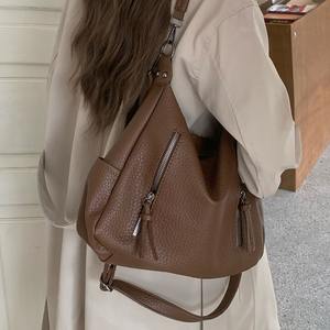 Bolso Tote de Gran Capacidad con Cierre de Cremallera, Color Café Sólido, Decoración de Cadena, Bolso de Mano para Mujer, Bolso Bandolera para el Día a Día - Product Image 2